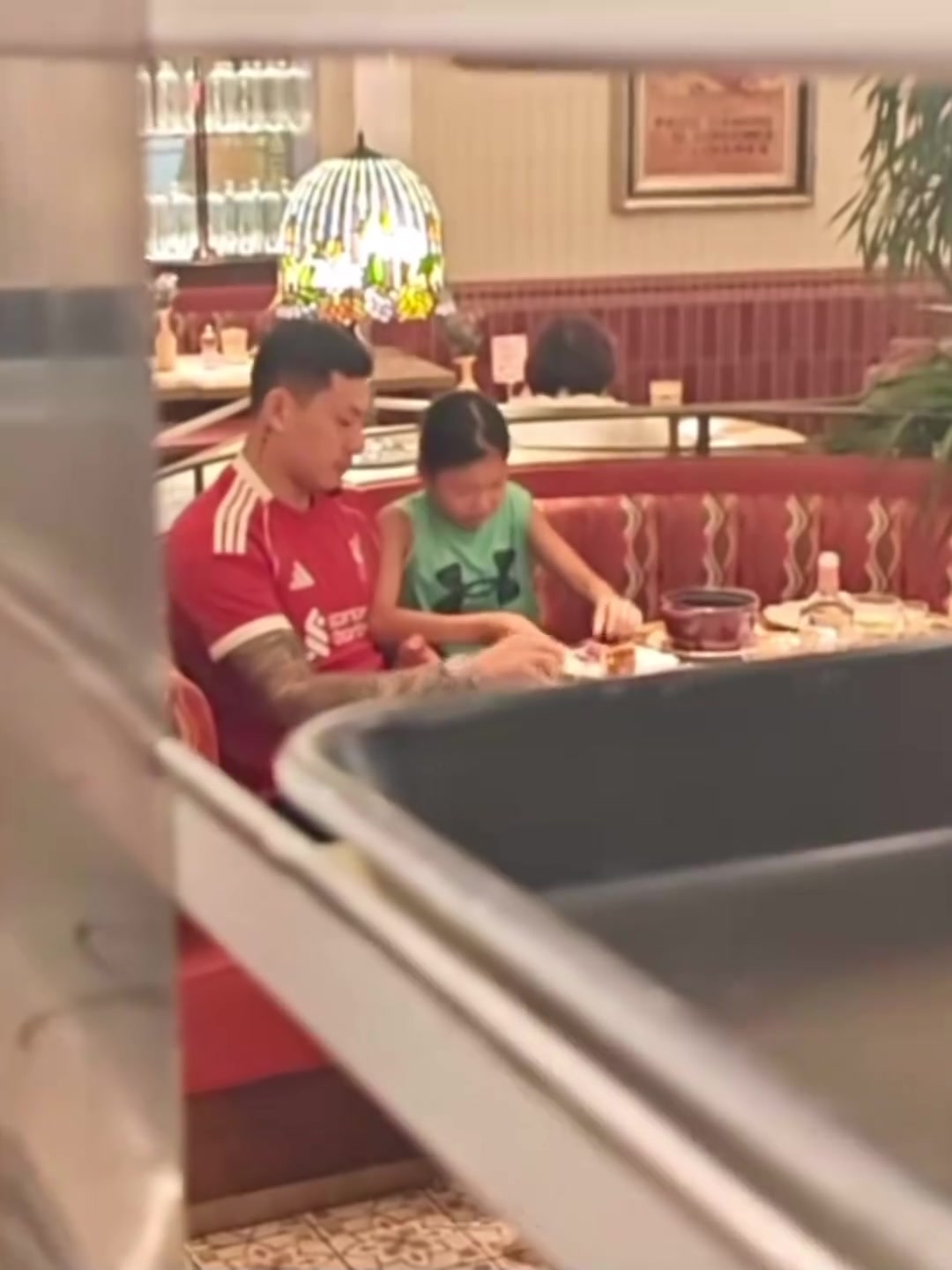 王大雷此前透露自己小時(shí)候是曼聯(lián)球迷結(jié)果被人拍到現(xiàn)在穿利物浦