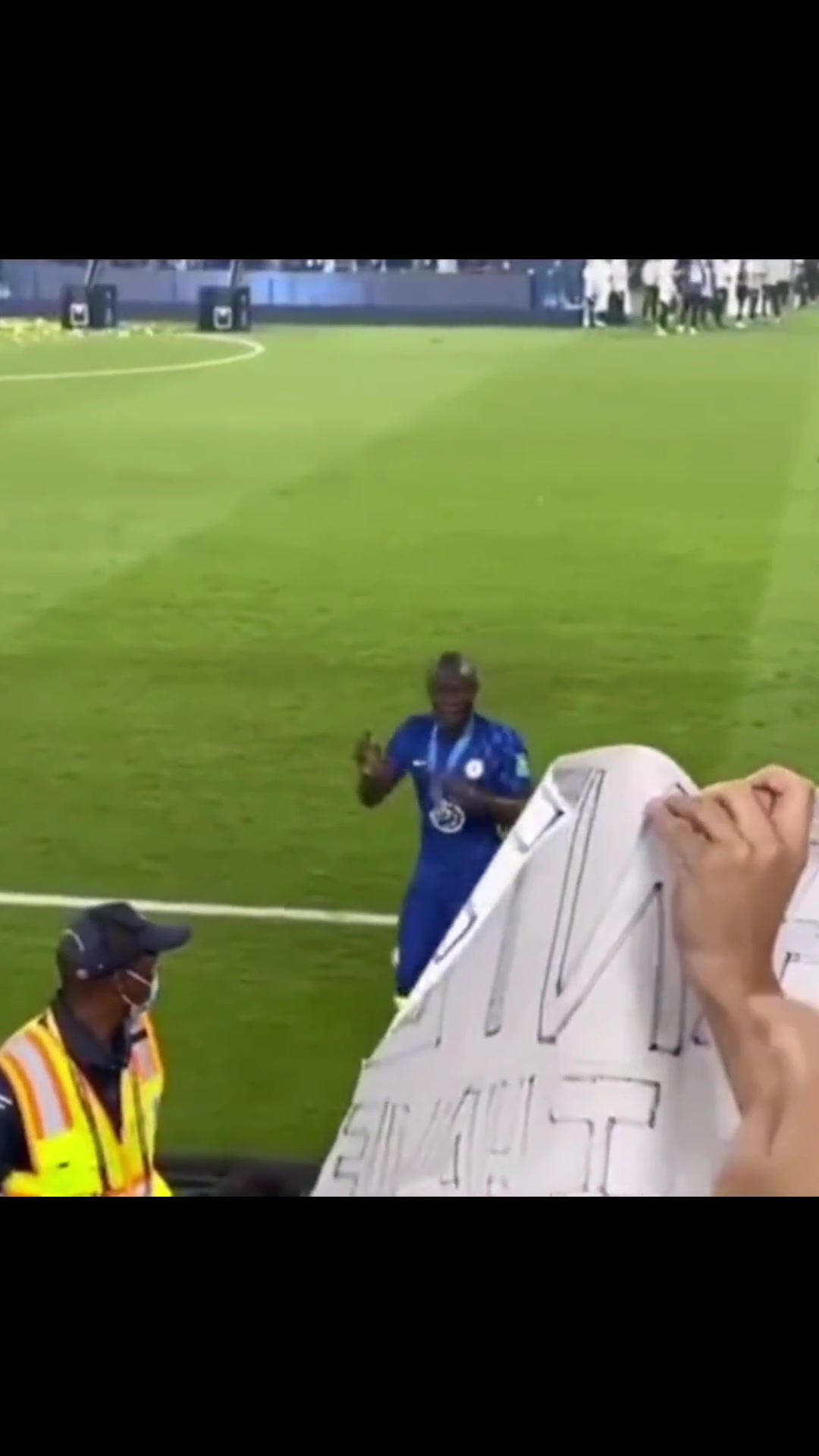 笑容常伴坎特好像永遠(yuǎn)都面帶微笑除了和美女拍照的時(shí)候