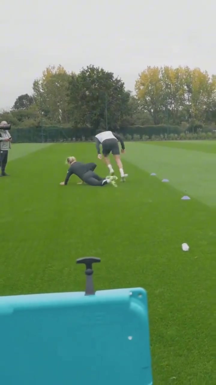 美顏一點(diǎn)也不憐香惜玉訓(xùn)練賽撞飛女足隊(duì)員特里直呼黃牌