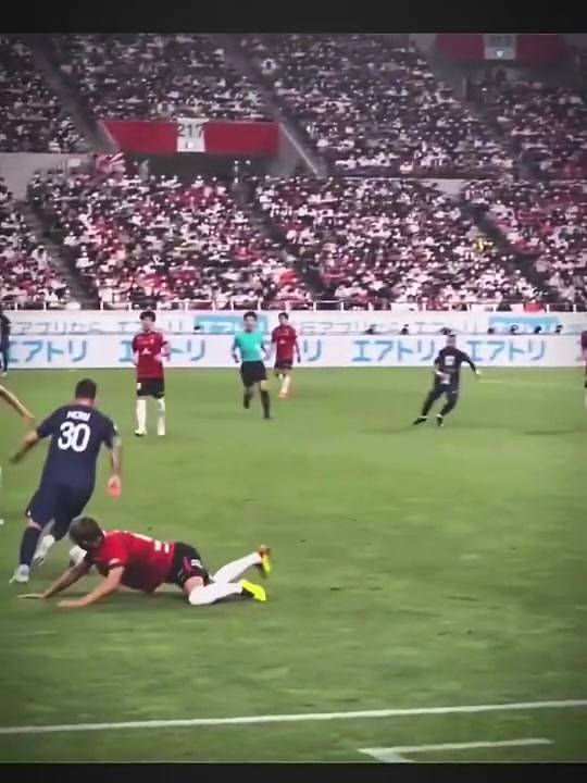 被晃到腰疼日本球員忽視了梅西原地擺脫能力