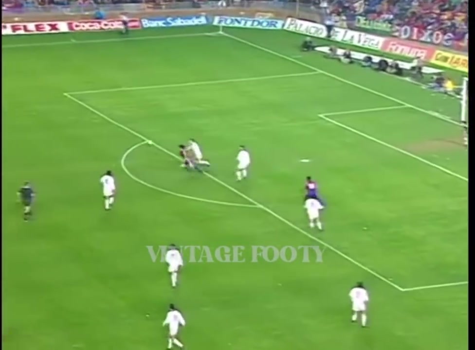 無與倫比的爆發(fā)力慢鏡頭看羅馬里奧這記代表性進球無解捅射