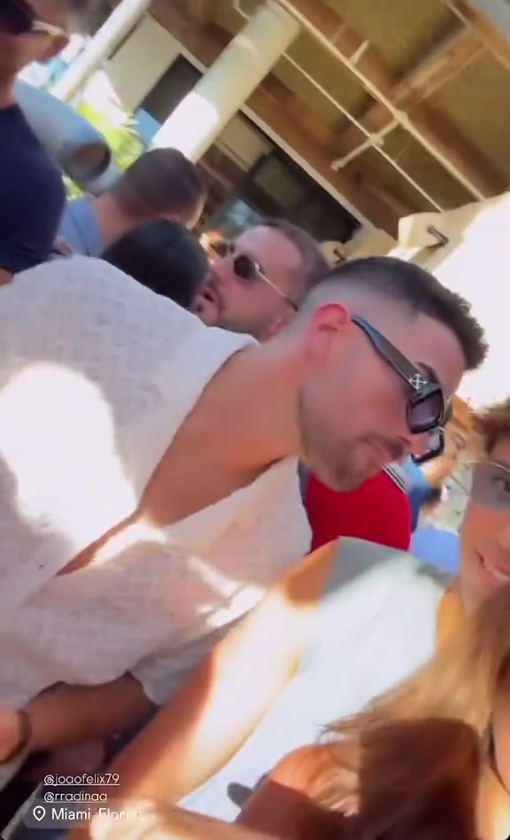 菲利克斯勾搭上了火辣模特你小子不好好踢球天天開(kāi)趴