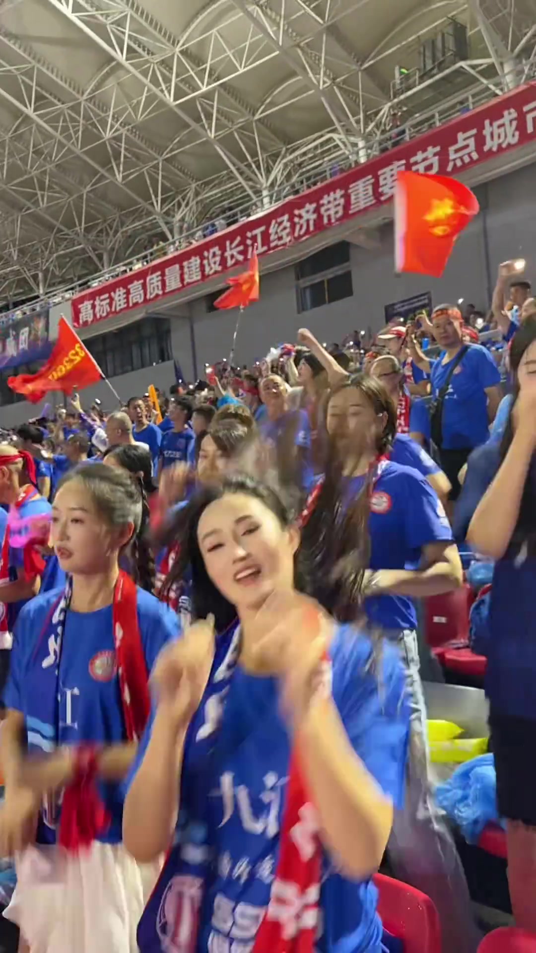 江西表妹贛超上的美女球迷跳舞助威