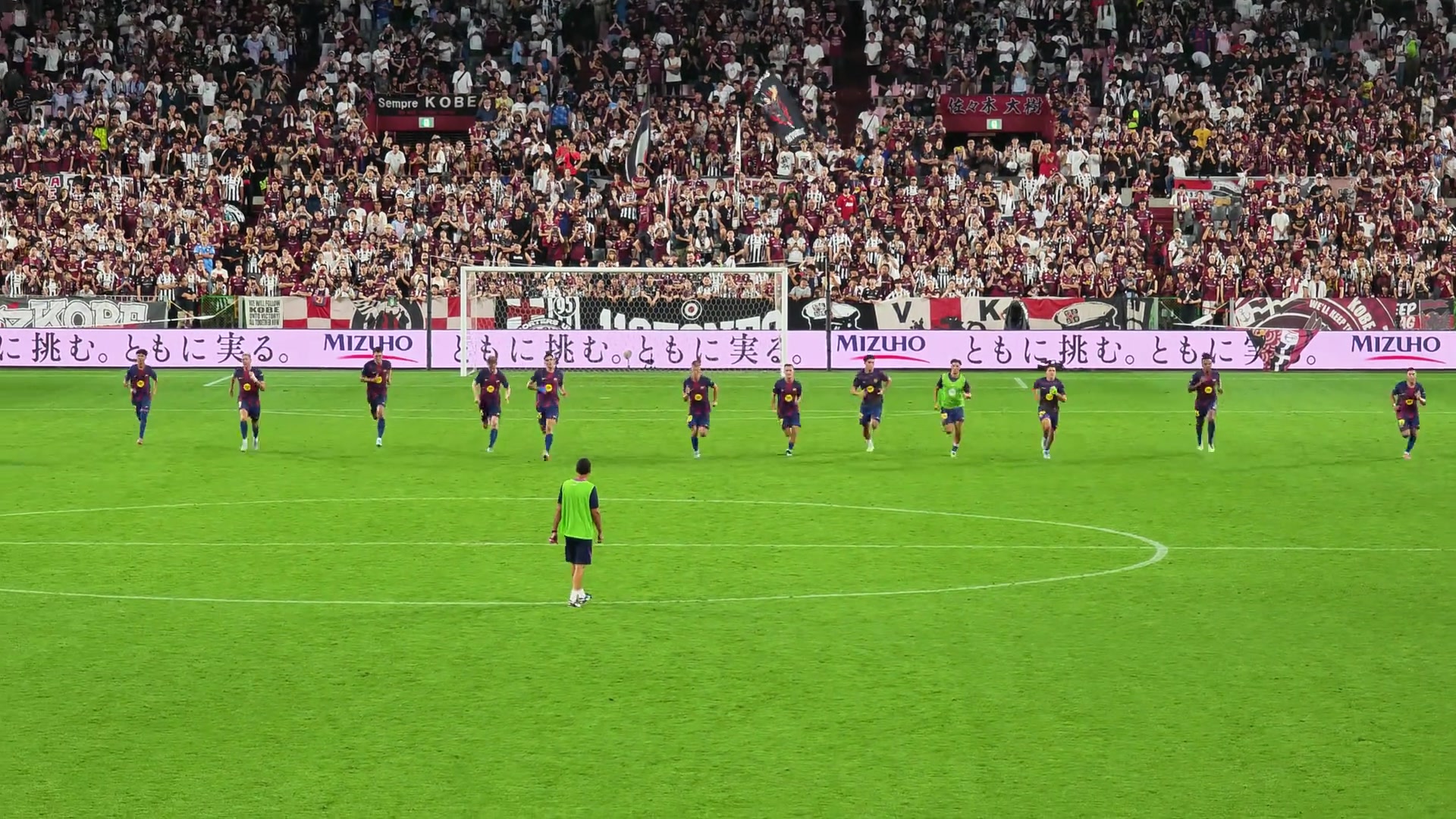 看這背影還以為梅西來巴薩當(dāng)教練了呢