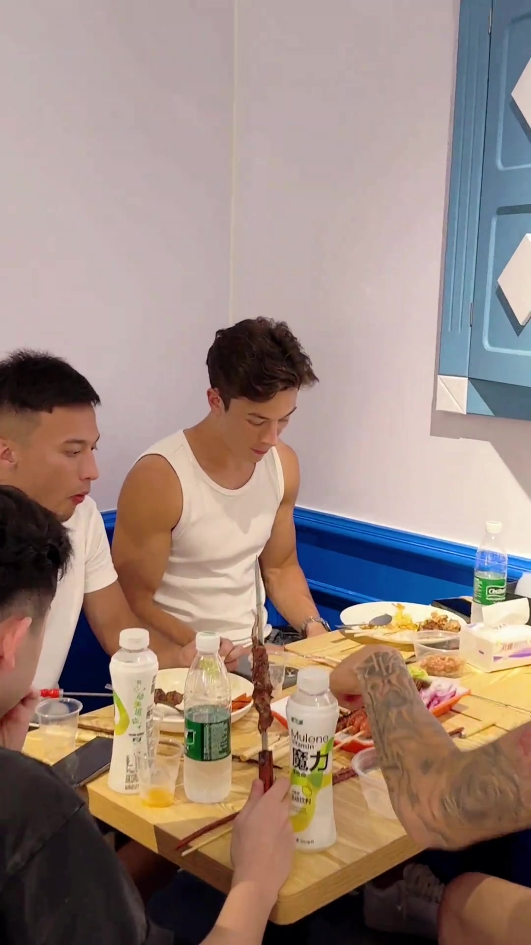 拜合拉木和安永佳在新疆餐廳擼串安永佳這樣看是真帥啊