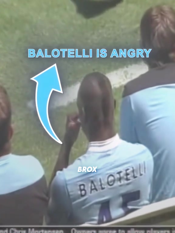 當(dāng)年兒徒巴洛特利這個(gè)無腦行為讓恩師曼奇尼將他憤然換下