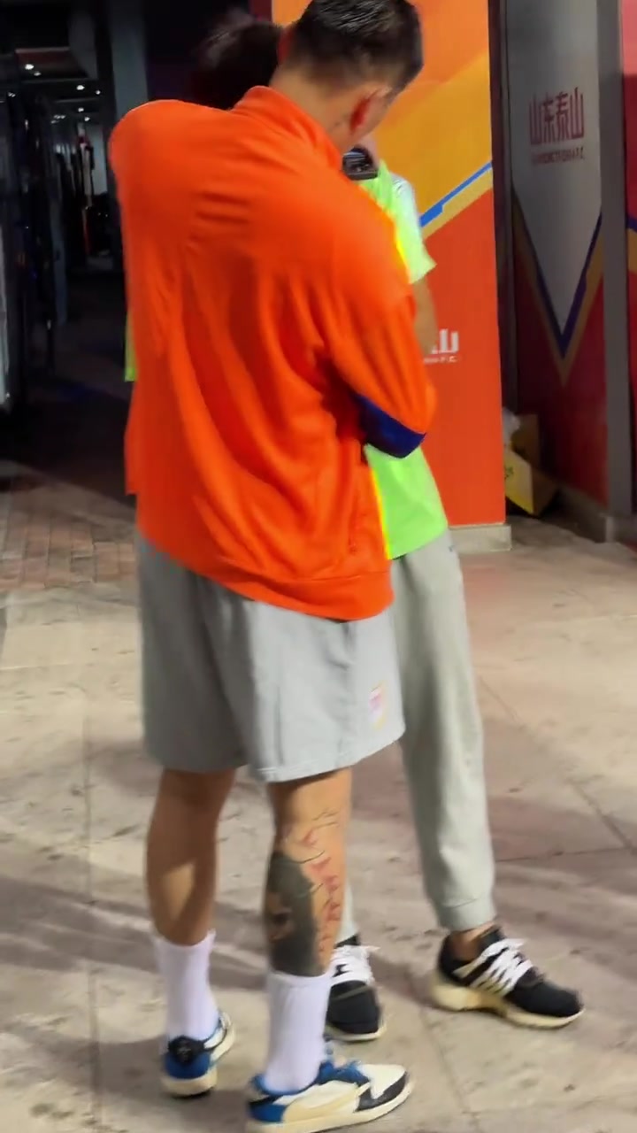 場下是兄弟實拍泰山血洗國安賽后王大雷安慰李磊