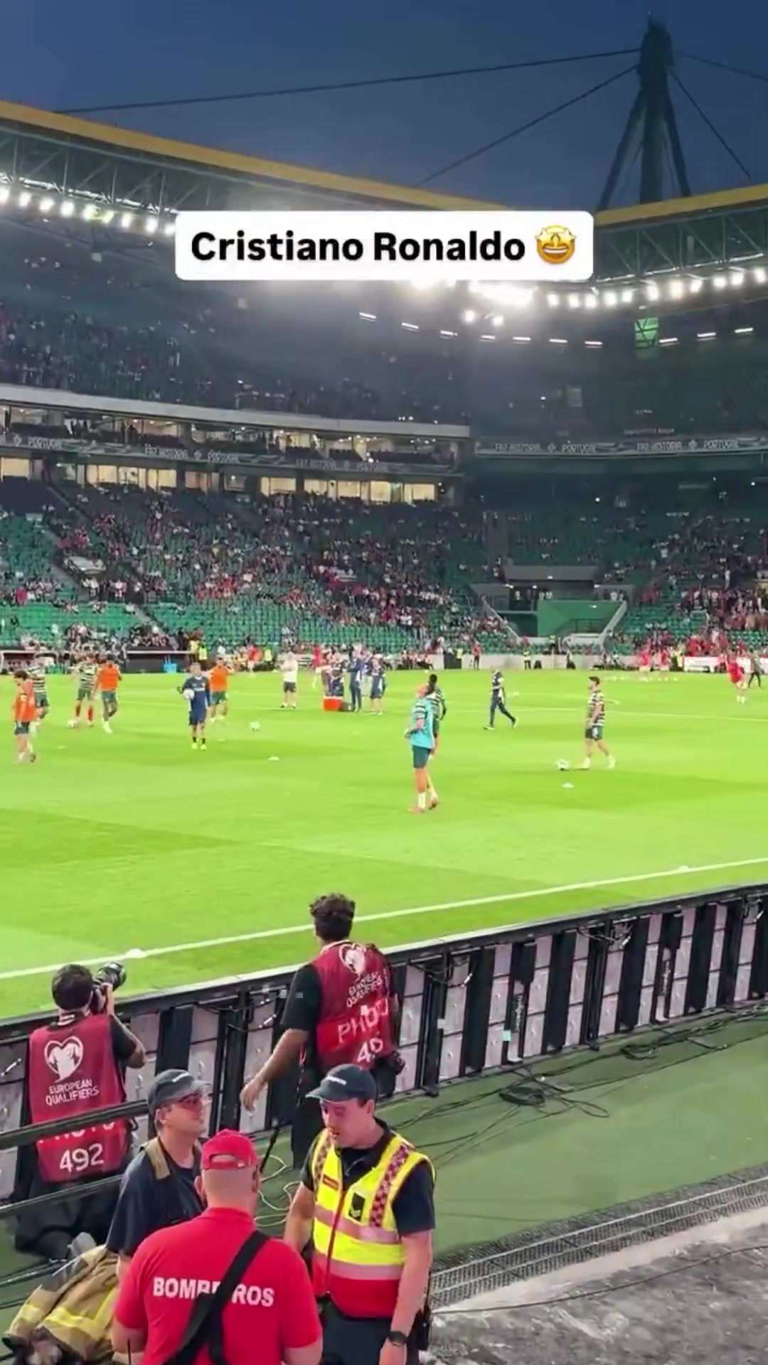 有難度的熱身時(shí)C羅向球迷展示高空停球穩(wěn)穩(wěn)停下 小裝一波