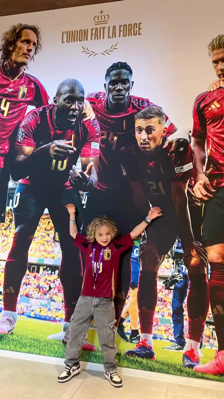 一個(gè)不落小朋友探訪比利時(shí)國(guó)家隊(duì)訓(xùn)練基地