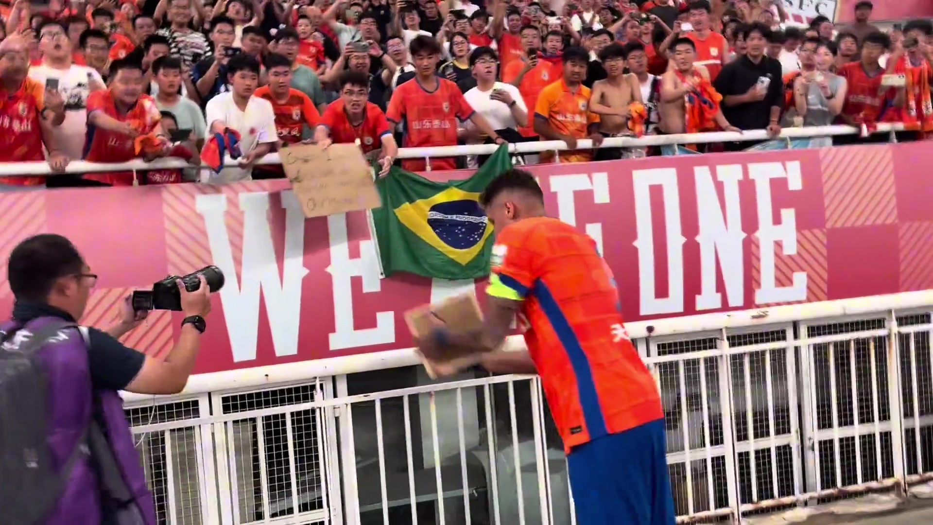 克雷桑的進(jìn)球荒還在繼續(xù)但球迷的禮物不斷