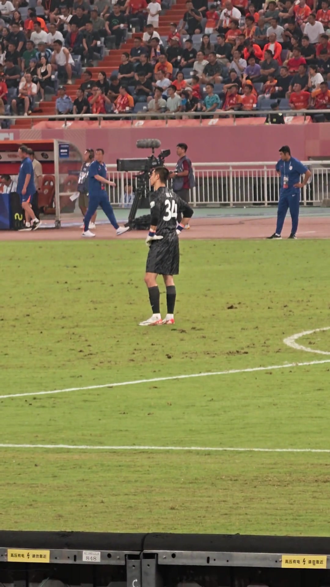 反擊實拍泰山球迷高唱侯森不如王大雷咿呀咿呀呦