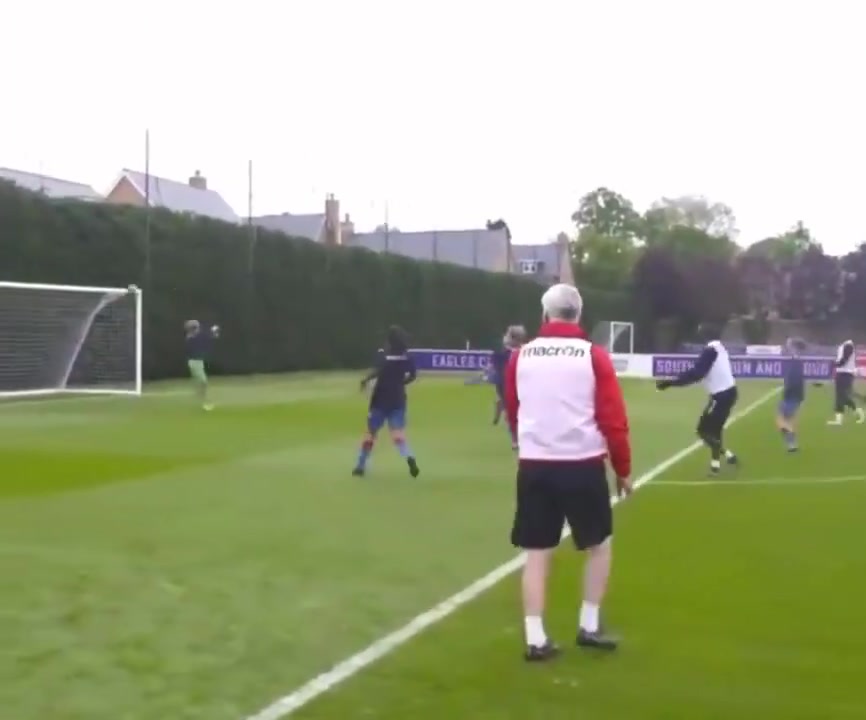 降維打擊名場(chǎng)面博拉西在訓(xùn)練中戲耍整個(gè)水晶宮女隊(duì)