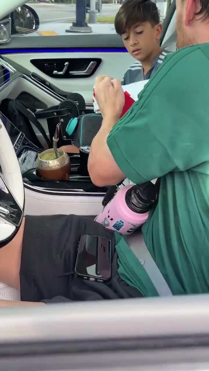 梅西為河床球迷簽名球迷圓夢瞬間激動不已