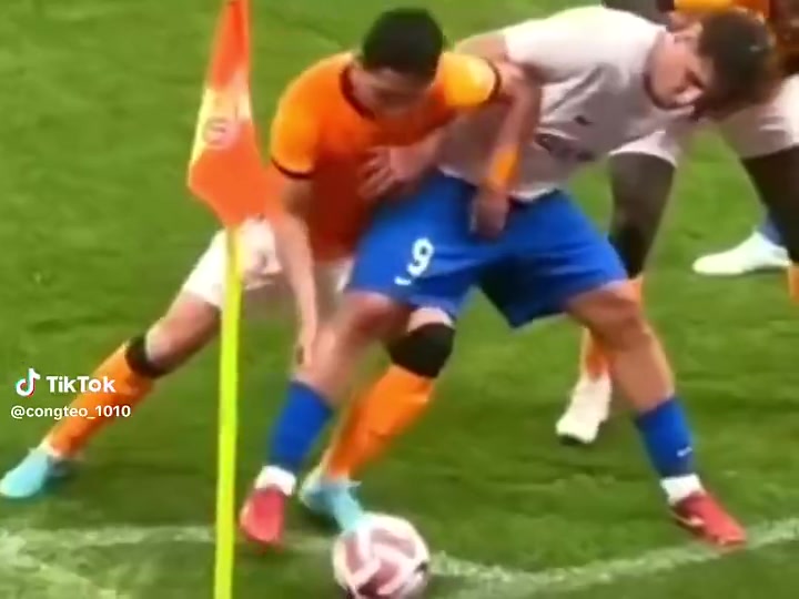 中國球員足球智商火爆外網(wǎng)原來足球還可以這么踢