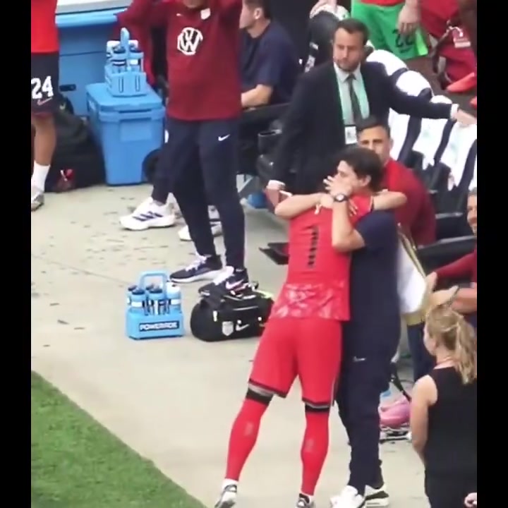 往昔歲月如詩畫美韓熱身賽孫興慜隊長與波切蒂諾相擁致意