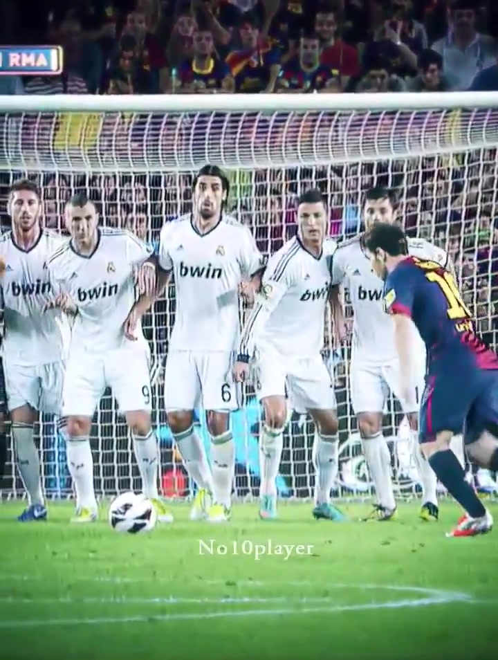 昔日國家德比面對皇馬豪華人墻梅西打入精彩任意球