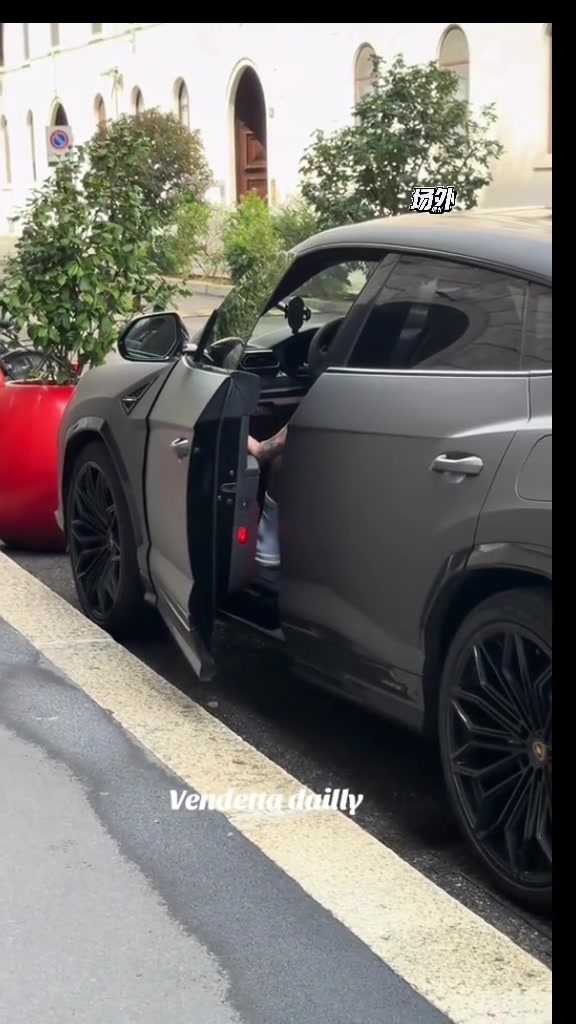 實(shí)拍勞塔羅開(kāi)豪車(chē)出街米蘭網(wǎng)友穿拖鞋