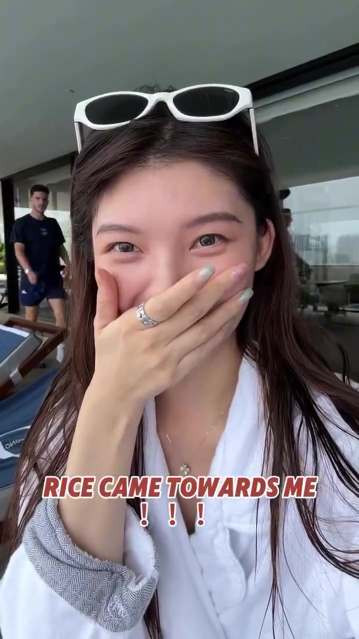 賴斯闖入鏡頭打招呼小姐姐激動壞了