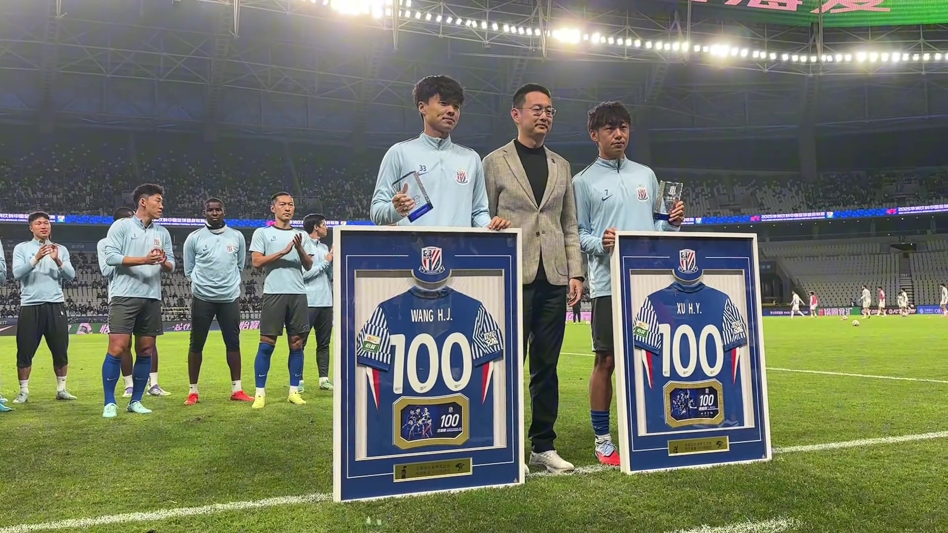 百場(chǎng)里程碑徐皓陽(yáng)和汪海健俱樂(lè)部出場(chǎng)百場(chǎng)紀(jì)念儀式