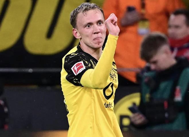 絕殺科隆后做擲飛鏢動作，圖片報：拜爾與知名飛鏢選手有約定