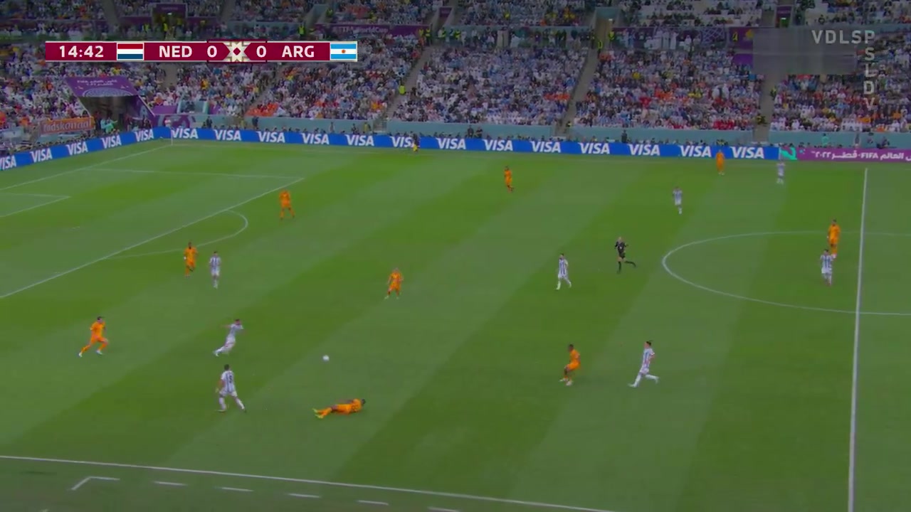 真是瘋狂世界杯時阿庫尼亞也對鄧弗里斯做出過危險犯規(guī)