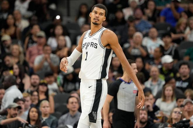 馬刺主帥：文班在我們需要時(shí)挺身而出，展現(xiàn)瞭專註度和穩(wěn)定性