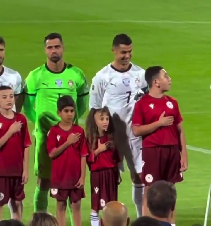 身前的球童唱歌特別賣力C羅笑了笑拍拍球童肩膀給你比大拇指