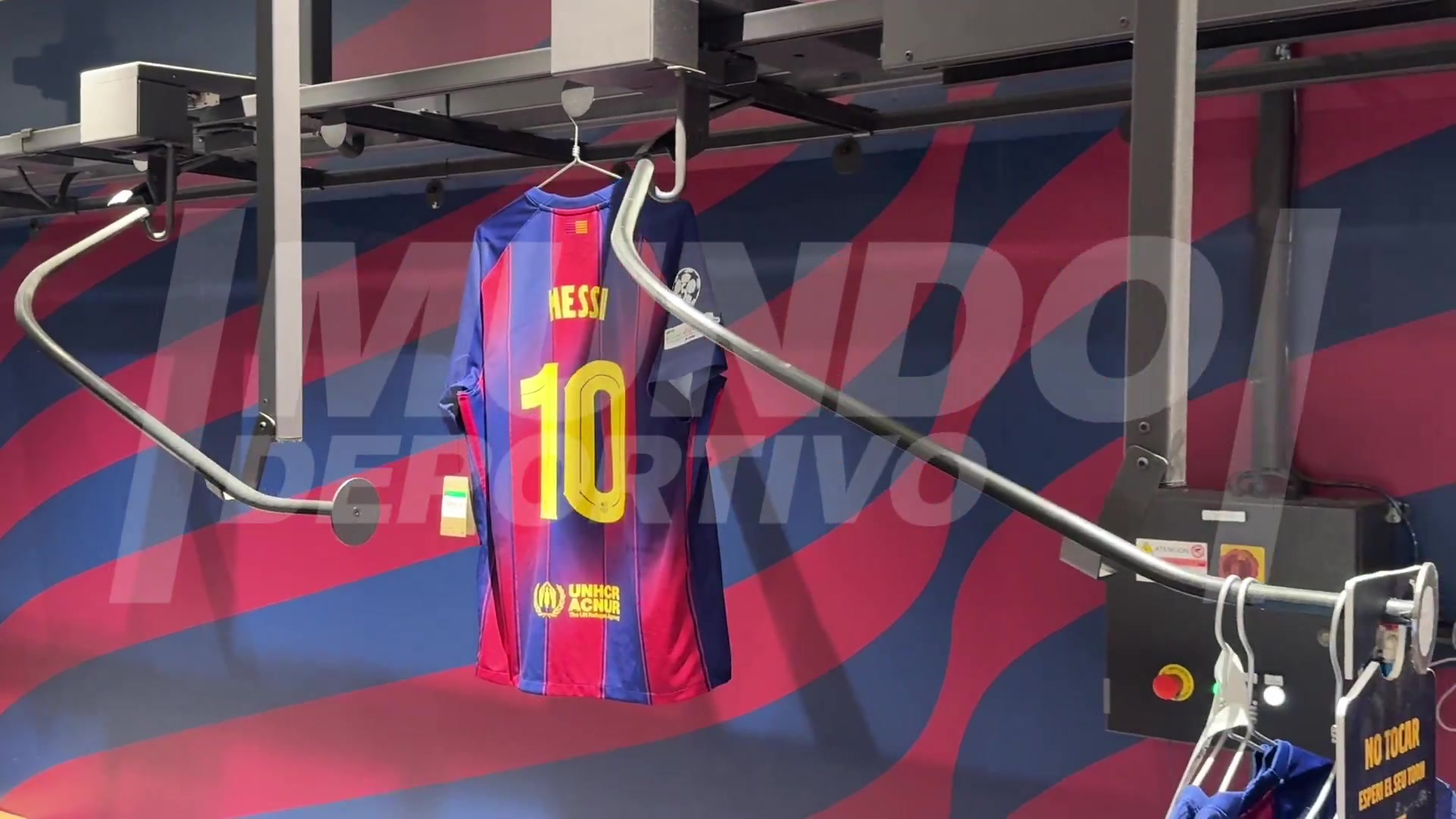 賺情懷新款巴薩球衣在商店出售上面印有梅西的名字和號碼