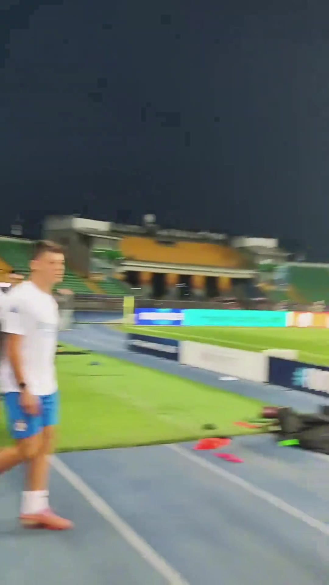 溫情時刻姆巴佩踩場時給阿拉木圖的殘疾小球迷簽名并互動留念