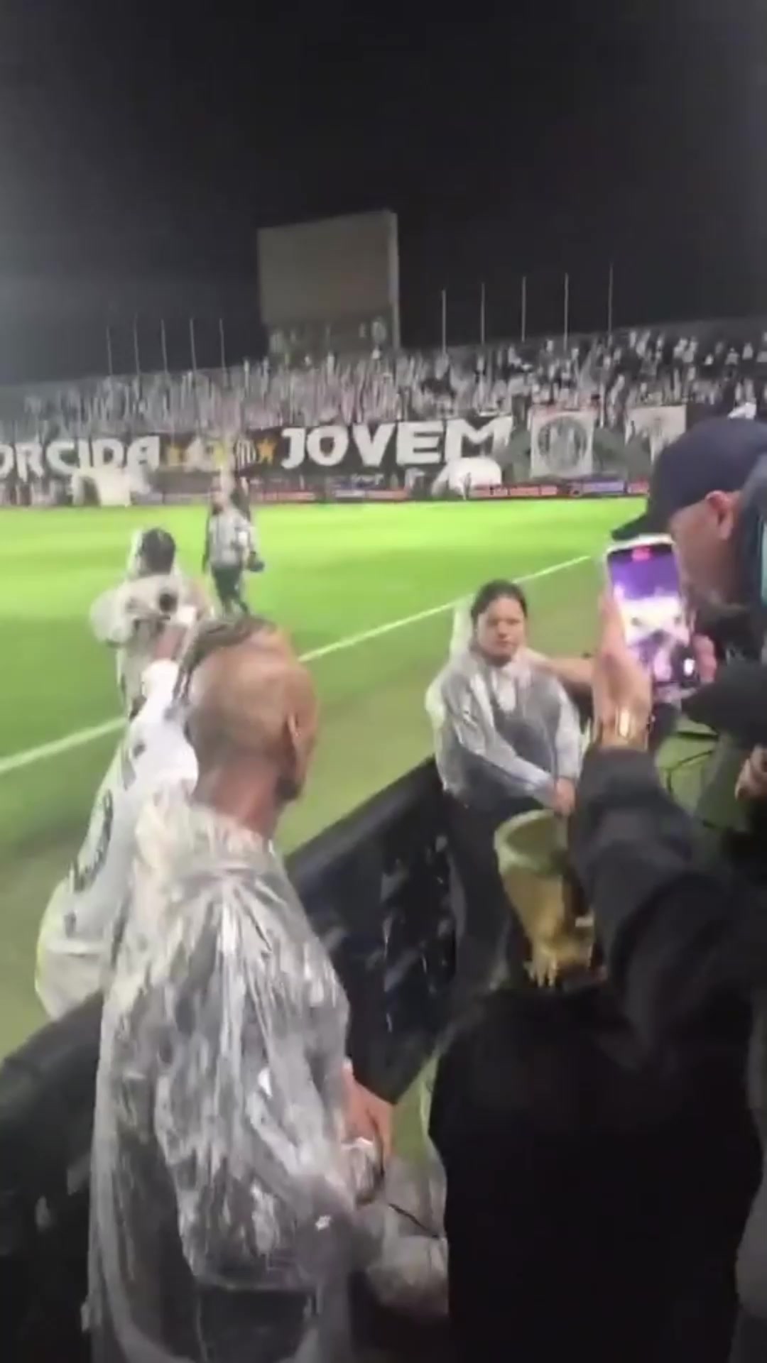 桑托斯主場輸球賽后內(nèi)馬爾與球迷起口角沖突