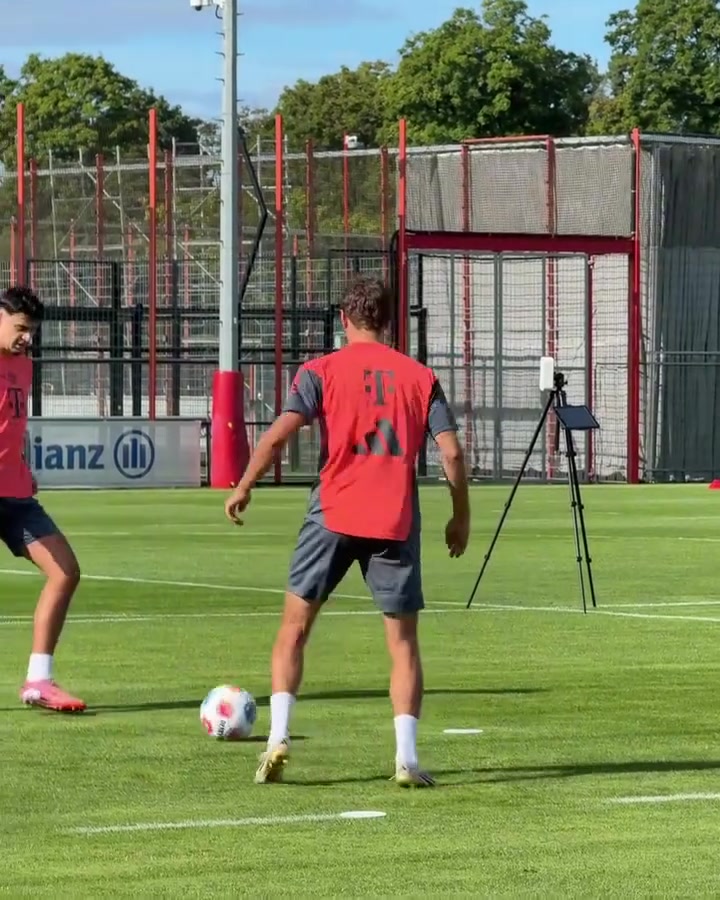 今夕是何年穆勒昨日在塞本納的訓練還是熟悉的訓練服