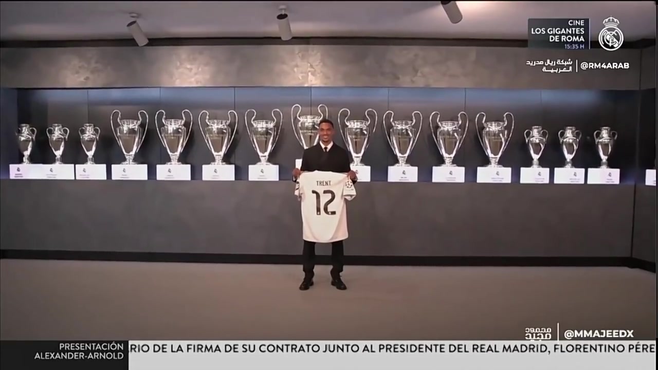 笑容滿面阿諾德手舉12號球衣和皇馬15座歐冠獎杯合影