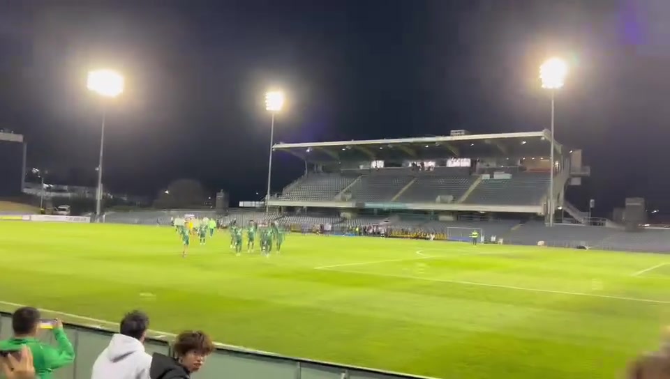 叫塞蒂恩過來國安球員賽后謝場面對(duì)遠(yuǎn)征球迷被瘋狂罵