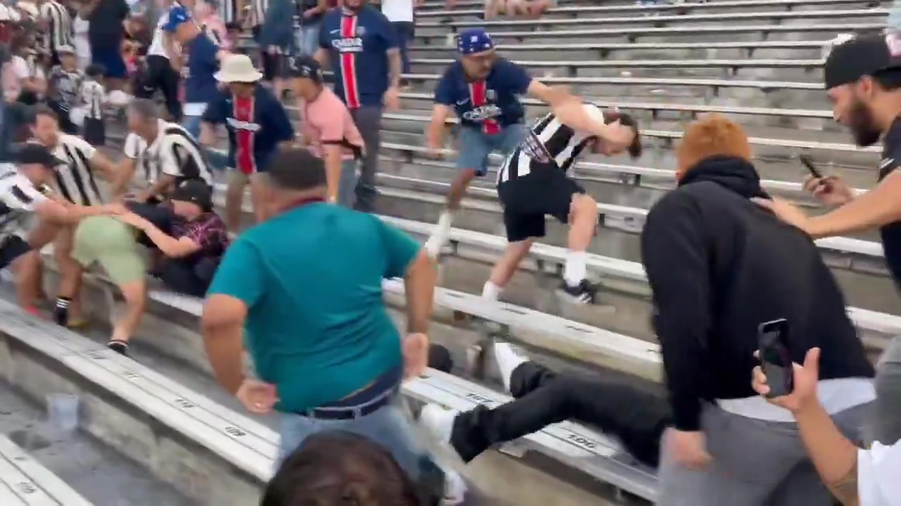 巴黎場(chǎng)內(nèi)場(chǎng)外打不過博塔弗戈啊看臺(tái)上巴黎球迷被揍得有點(diǎn)慘