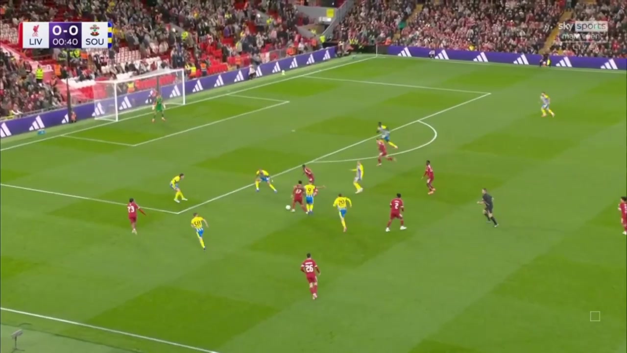 開(kāi)場(chǎng)造險(xiǎn)基耶薩禁區(qū)內(nèi)做球伊薩克打門(mén)被門(mén)將擋出