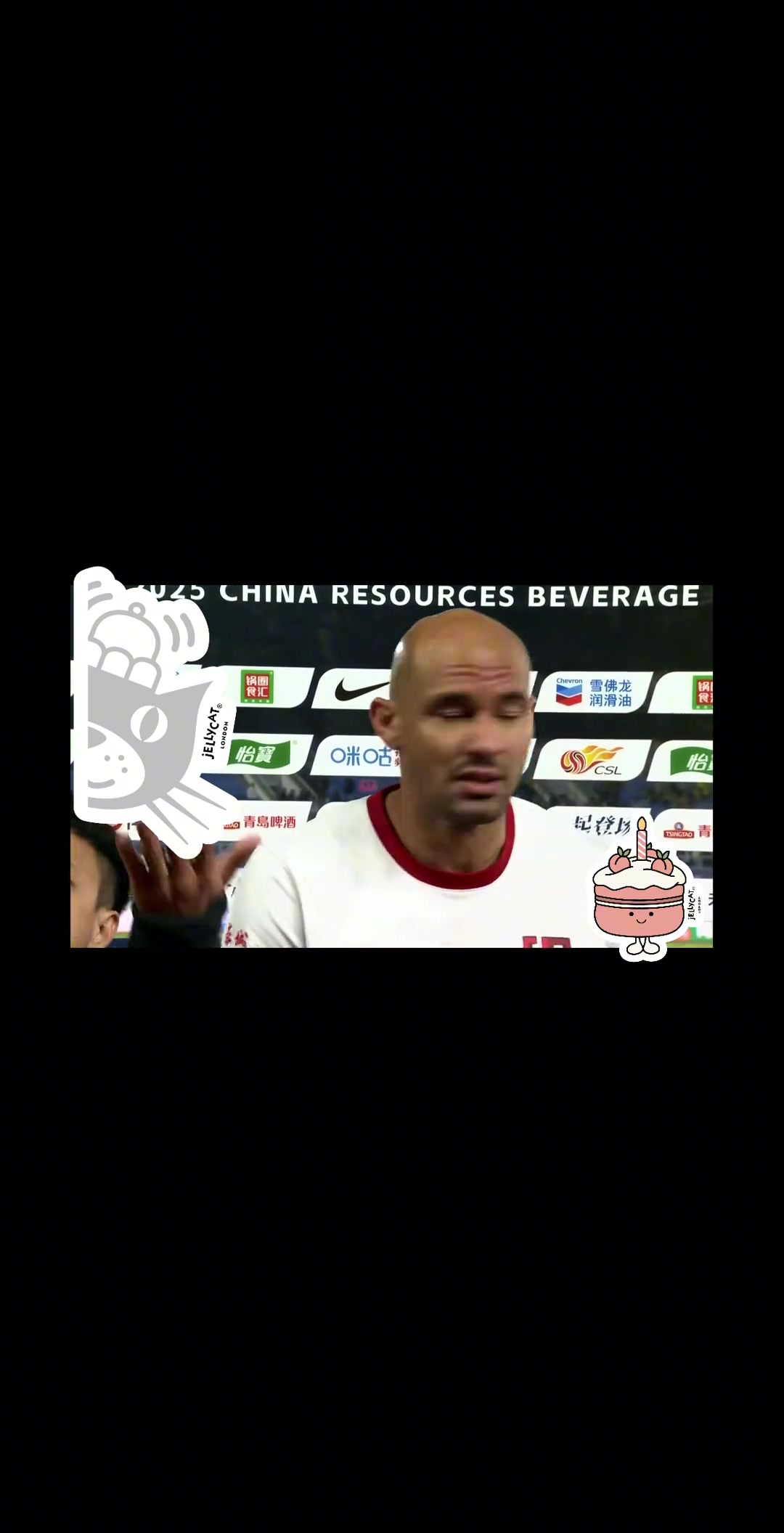 素質(zhì)堪憂賽后接受采訪的費利佩險些被球迷投擲的雜物擊中