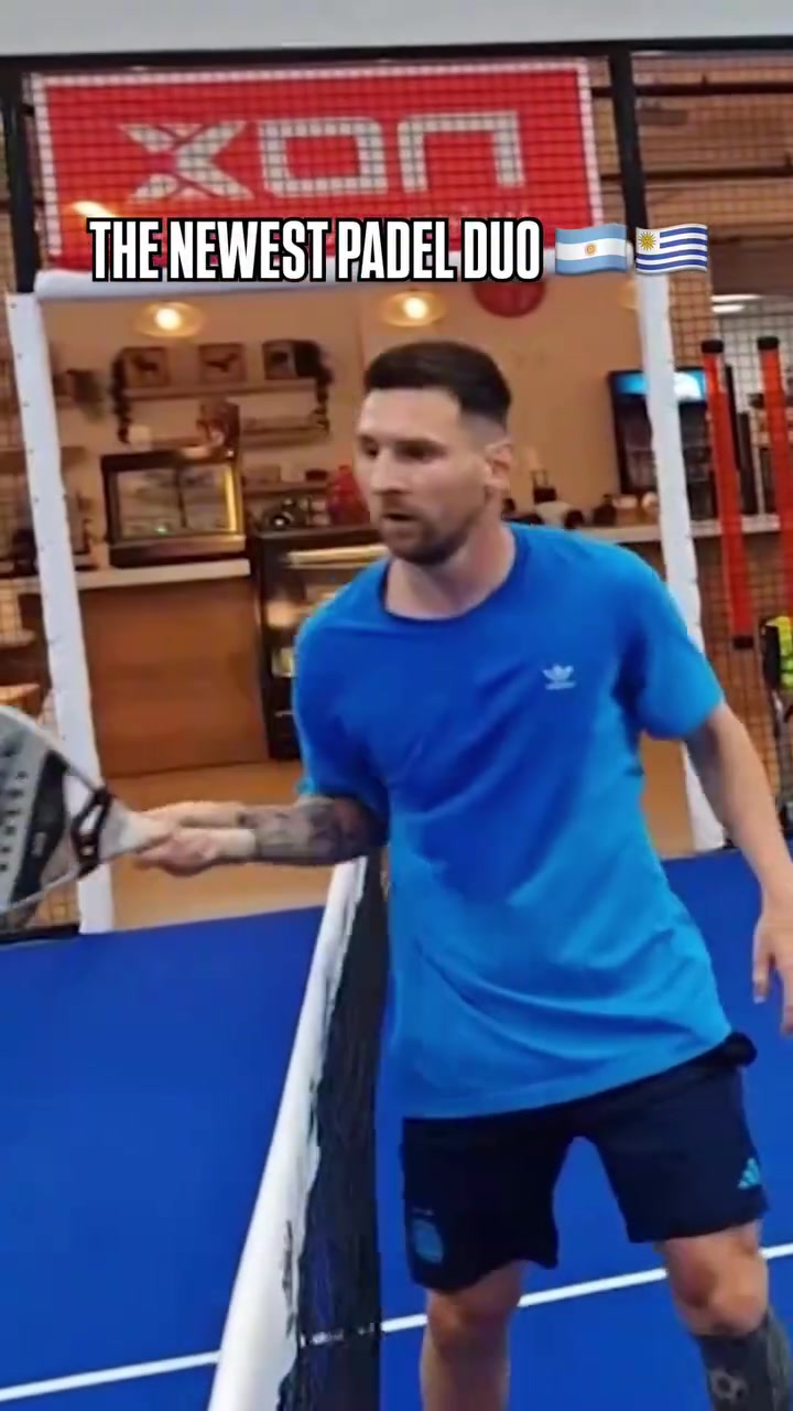 比踢球還認(rèn)真名場面梅西和蘇亞雷斯一起打板網(wǎng)球