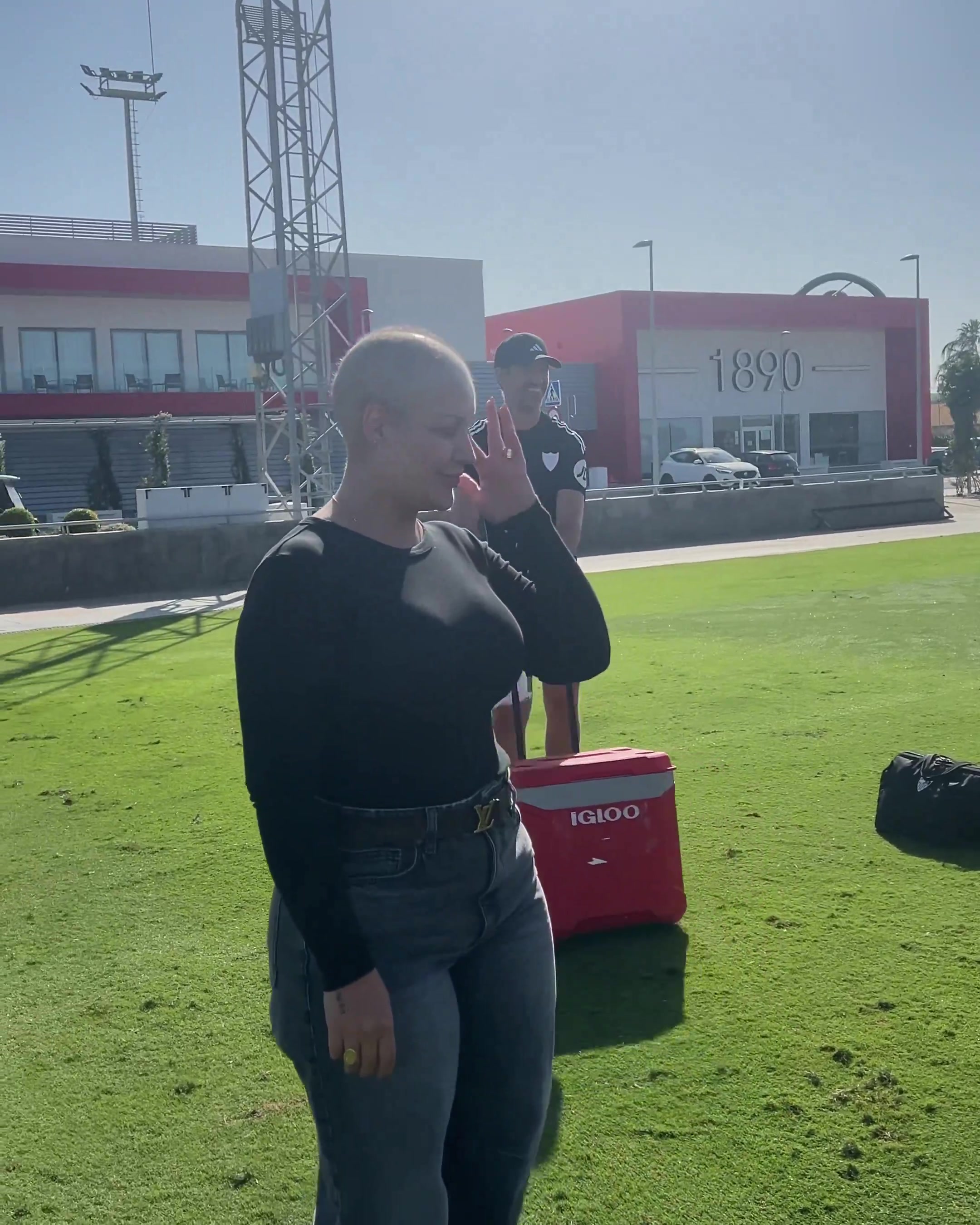 塞維利亞隊向后衛(wèi)馬爾康的妻子致敬恭賀她戰(zhàn)勝了癌癥