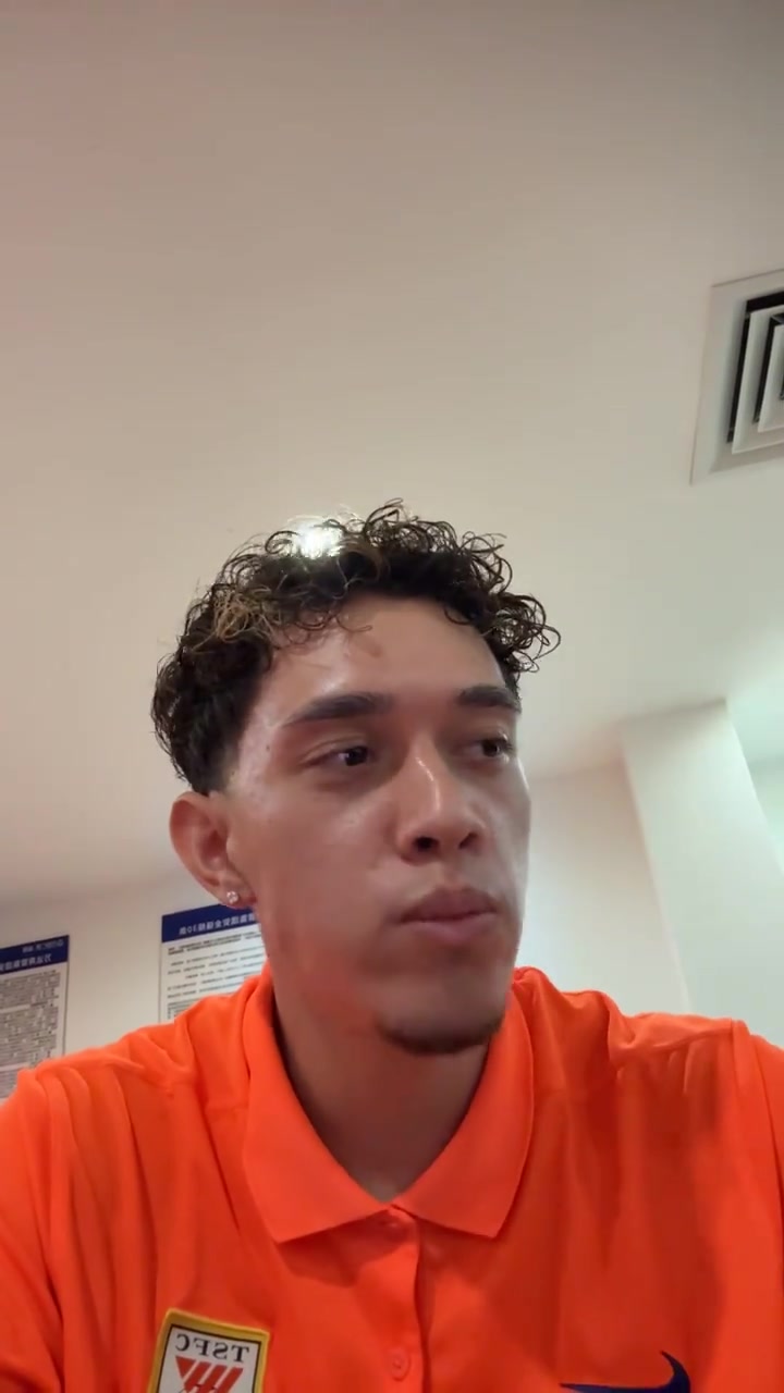 李小恒社媒 在 Vako 努力工作的時候享用一些葡萄