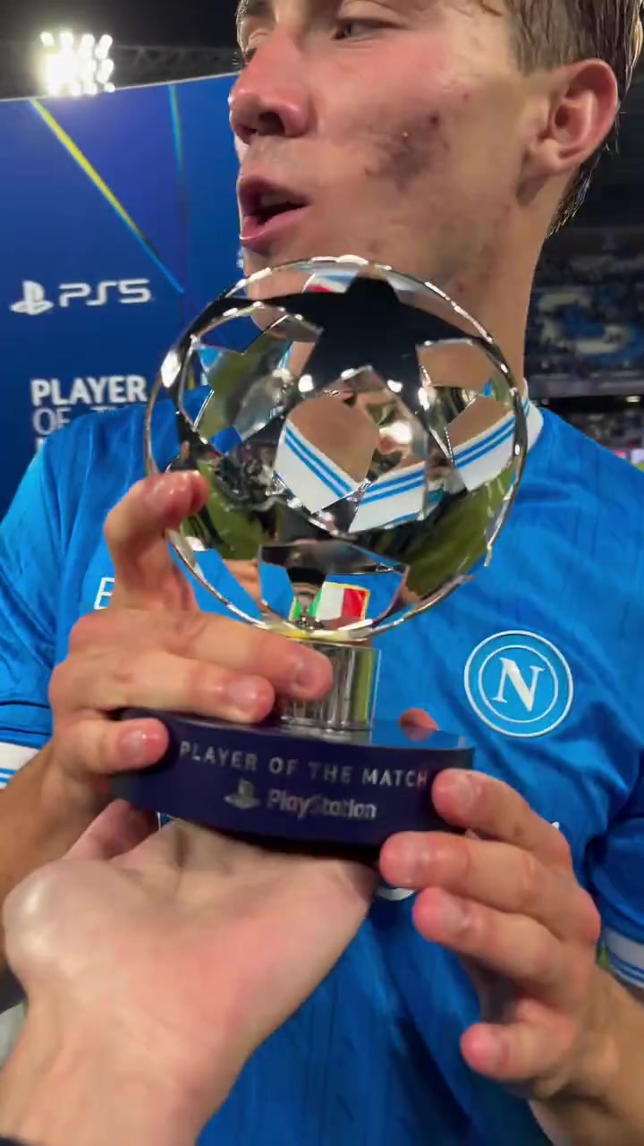 曼聯(lián)出品必屬精品霍伊倫當(dāng)選全場(chǎng)領(lǐng)取獎(jiǎng)杯