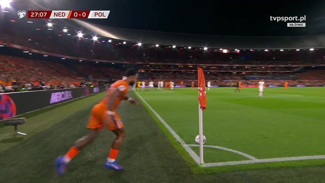 荷蘭1-0領(lǐng)先波蘭德佩角球開(kāi)出鄧弗里斯高高躍起頭球破門(mén)