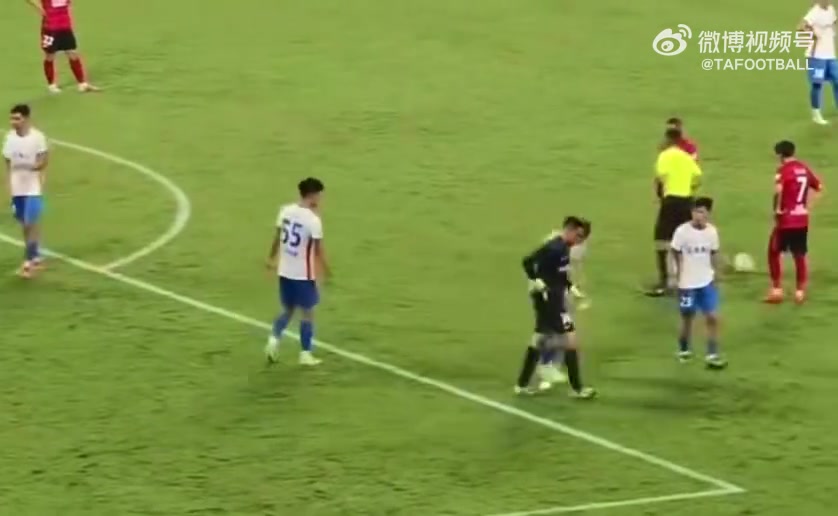 王大雷將隊長袖標扔給隊友隊友從地上撿起來