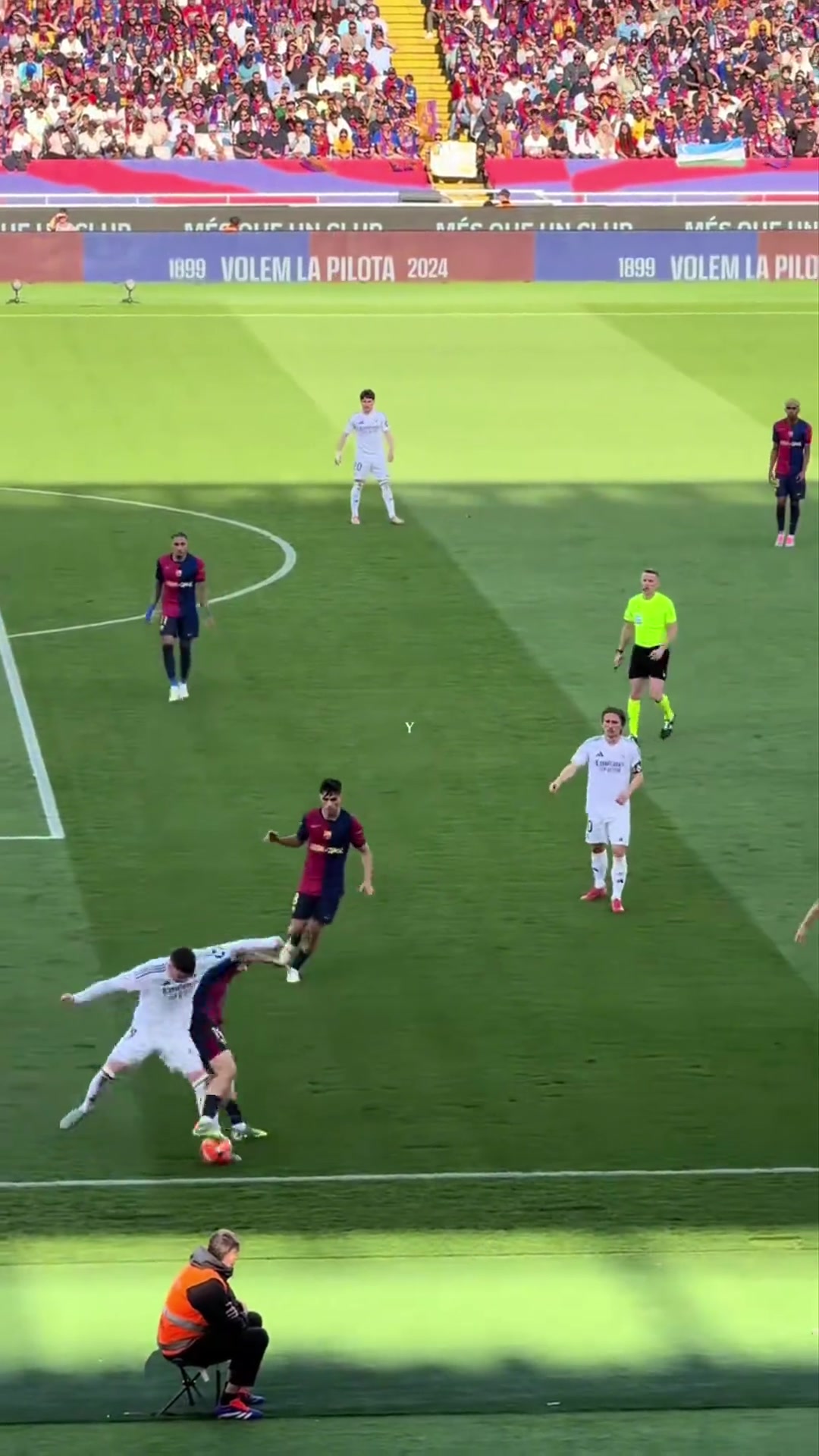 一人單挑皇馬3名球員費(fèi)爾明這球什么水平