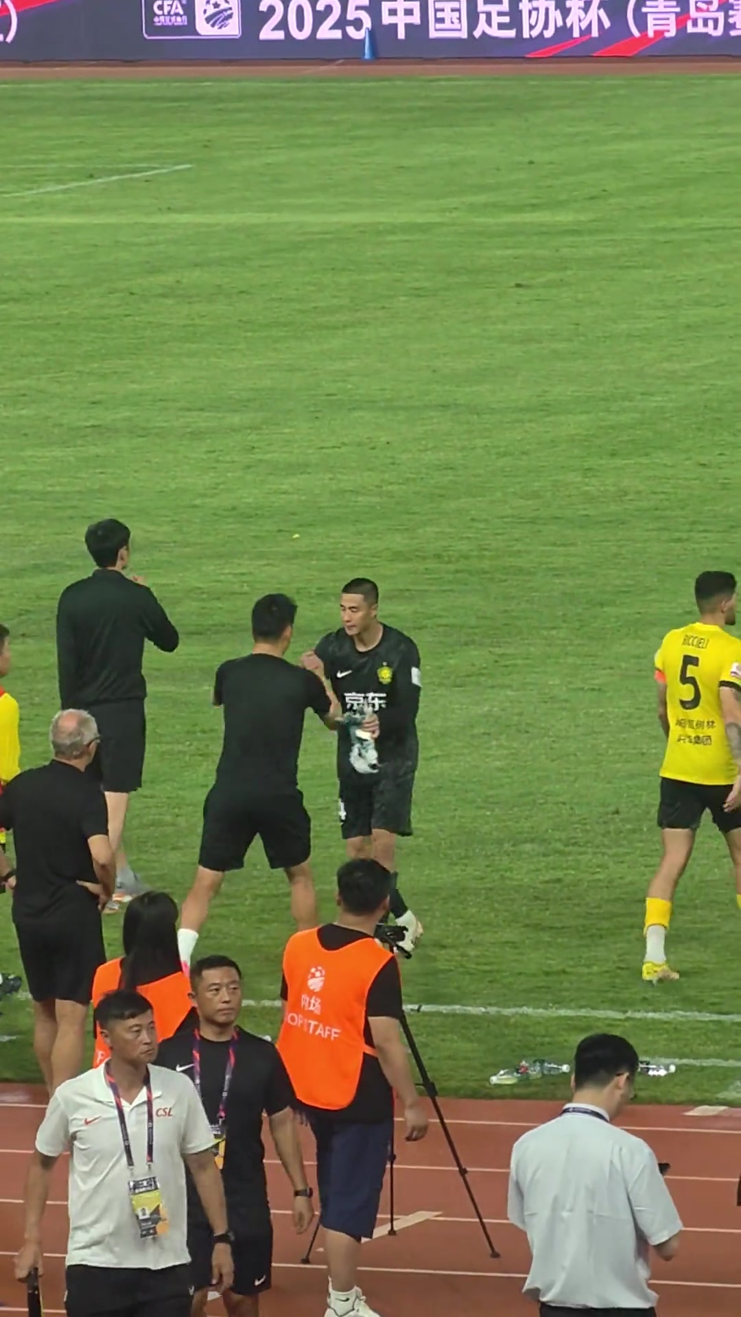 兩位國安門神惺惺相惜實拍侯森賽后擁抱楊智