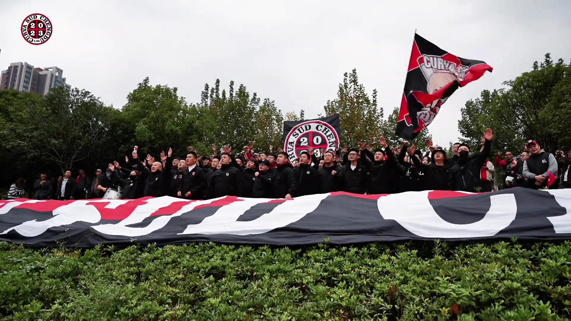 冠軍之心 臨戰(zhàn)無退蓉城球迷在訓(xùn)練場外為球隊助威吶喊
