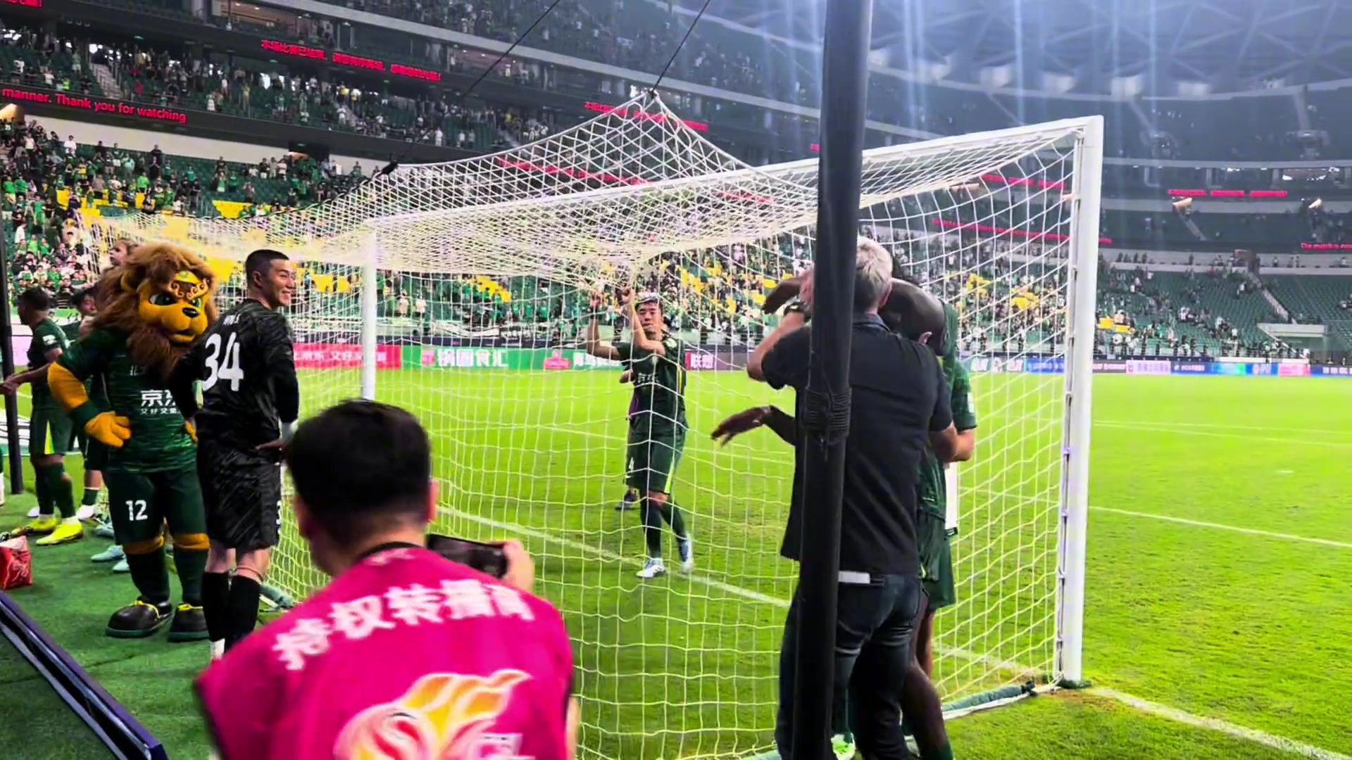 融入中超實(shí)拍塞蒂恩與工體北看臺(tái)球迷一起慶祝