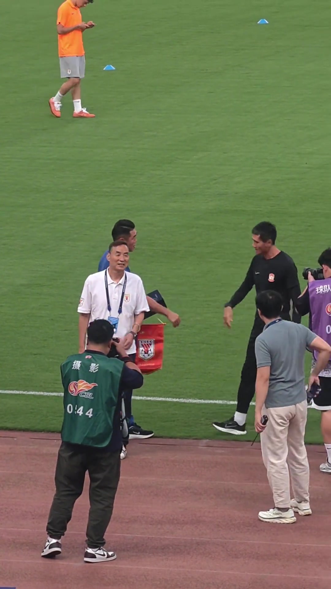 宿茂臻與邵佳一握手寒暄兩人曾并肩代表國(guó)足參加2002年世界杯