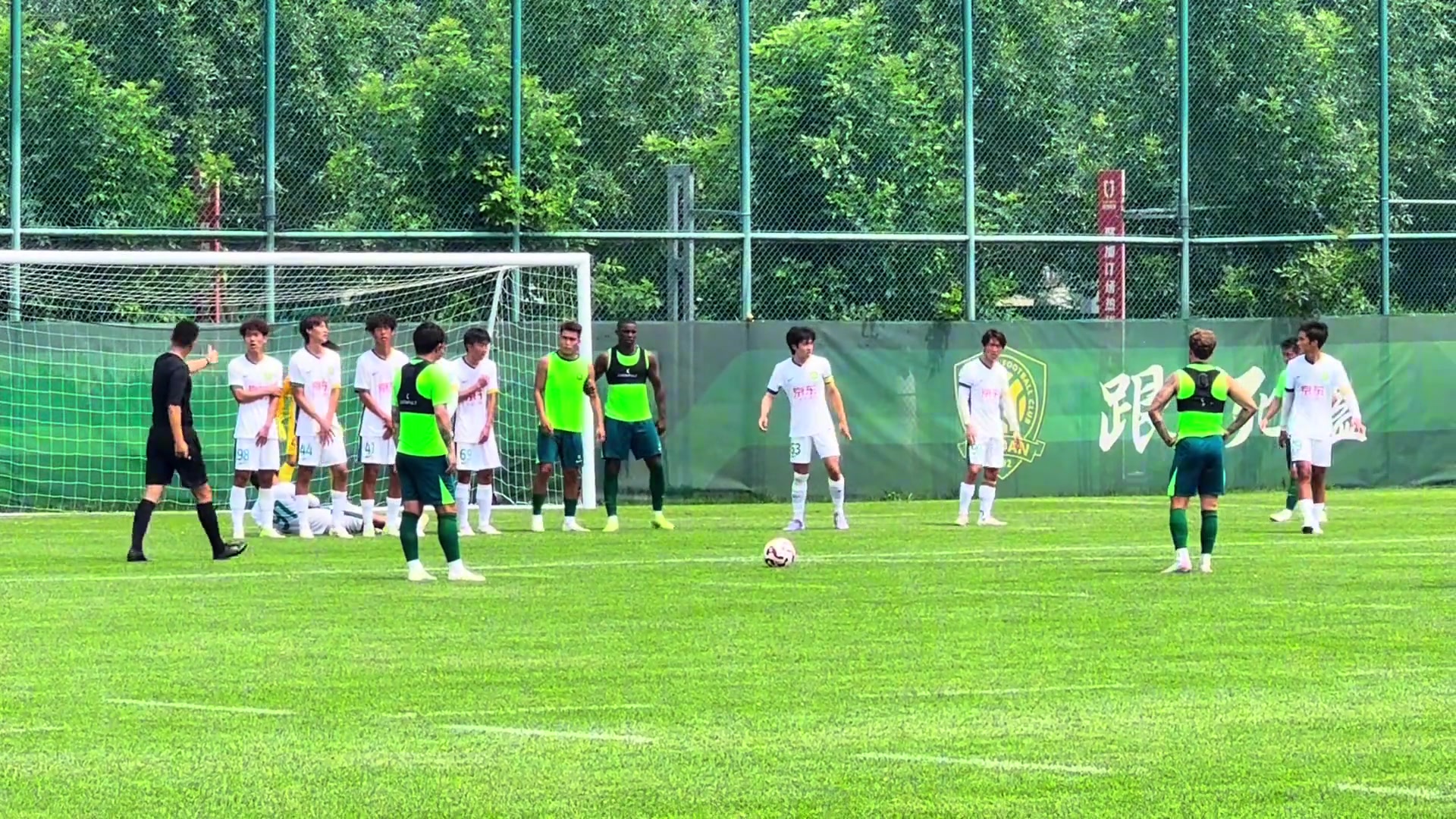 國安博主實(shí)拍國安一線隊(duì)與U21隊(duì)比賽中張稀哲上演任意球破門