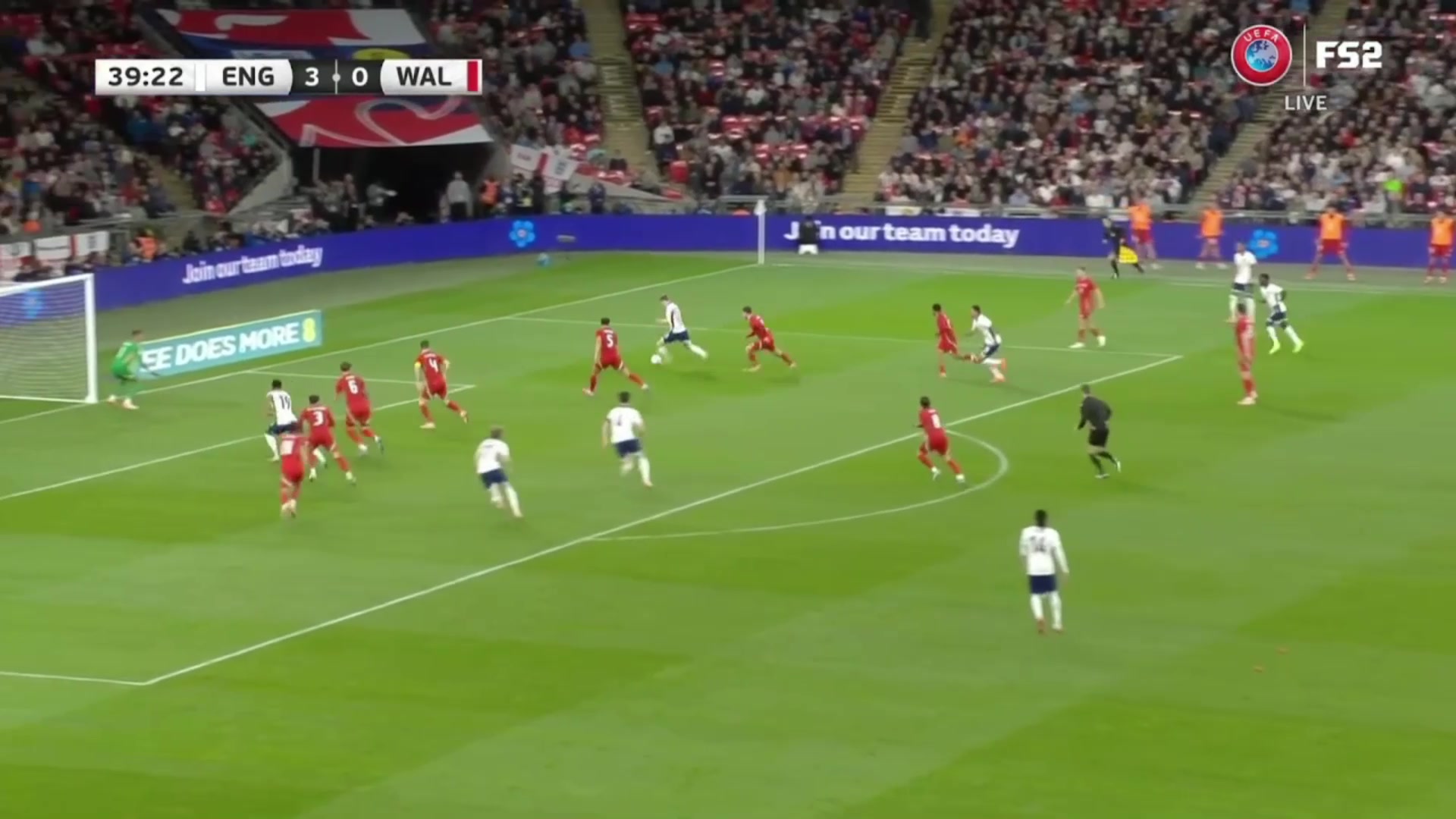 太痛了沃特金斯包抄空門沒有打進(jìn)大腿直接撞到立柱痛苦倒地