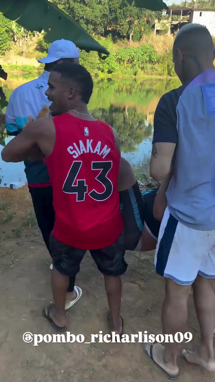 玩嗨了理查利森回老家和朋友打鬧想把對(duì)方扔水里結(jié)果自己摔了